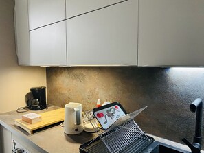 Mikrowelle, Wasserkocher mit Kaffee-/Teezubehör