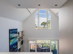 A room with a skylight, a large painting, and a view of a balcony with outdoor furniture. - Elegant villa in Arcachon, 6 guests - Near beach (Arcachon)
