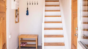 A staircase with wooden steps and a wooden bench at the bottom. - 4 Star Holiday Home in Samso (Samsø)