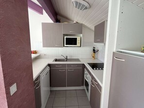 Fridge, microwave, oven, stovetop - Apartment with parking - 4/6 guests (Moliets-et-Maa)