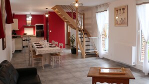 Ein moderner Wohnraum mit Essbereich, Küche und Treppe.