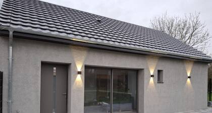 Single-level house with parking, pets allowed