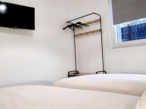 Single-level house with parking, pets allowed