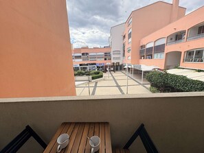 Outdoor dining - Studio in Cap d'Agde center - 2 guests (Cap d'Agde)