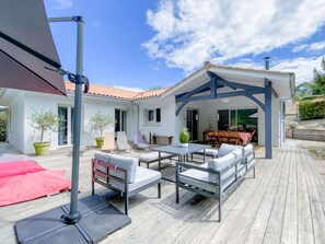 Outdoor dining - Villa near lake with heated pool (Biscarrosse)