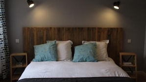 A bedroom with a wooden headboard, two bedside tables, and two wall-mounted lights. - Charming cottage by Belgian border - 7 guests (SAINT WAAST LA VALLEE)