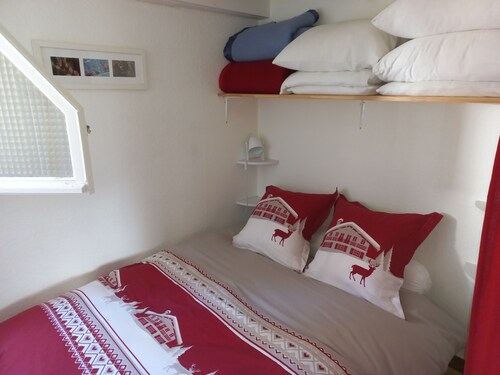 Charming Guzet chalet with fireplace, bed linen option, Les 4 Chouettes