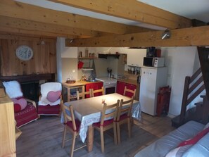 Interior - Charming Guzet chalet with fireplace, bed linen option, Les 4 Chouettes (Ustou)
