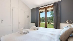 Desk, iron/ironing board, free WiFi, bed sheets - Block Eight Estate Water View Villa (Belford)