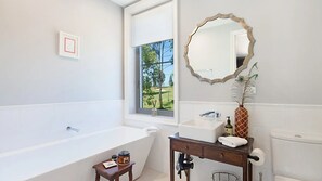 Shower, hair dryer - Block Eight Estate Water View Villa (Belford)