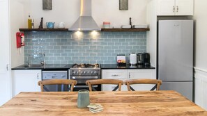 Fridge, microwave, oven, stovetop - Block Eight Estate Vineyard View Villa (Belford)