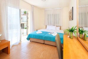 Tabla de planchar con plancha, internet y ropa de cama 