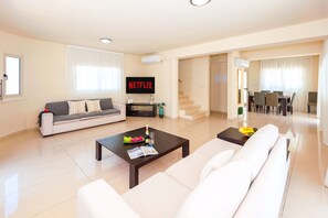 TV - Villa Amarilia - 100m from Pernera Beach (Pernera)