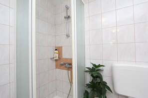 Studio | Bathroom | Shower, hair dryer, towels, toilet paper