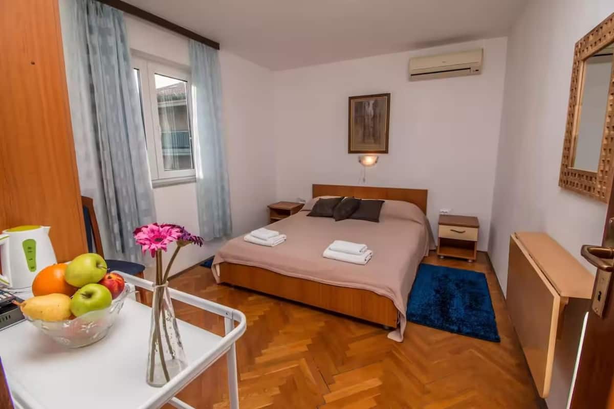 Double Room | Free WiFi, bed sheets
