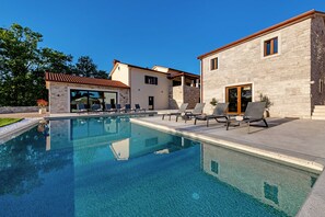 Pool - Villa Ciburi in Pazin, Istria: 320 m² living space, room for 16 people (Lovrin)
