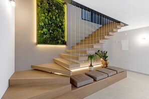 A modern staircase with wooden steps and a green wall. - Villa Ciburi in Pazin, Istria: 320 m² living space, room for 16 people (Lovrin)