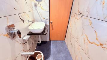 Quarto luxo | Banheiro | Chuveiro, toalhas de banho, sabonete, shampoo