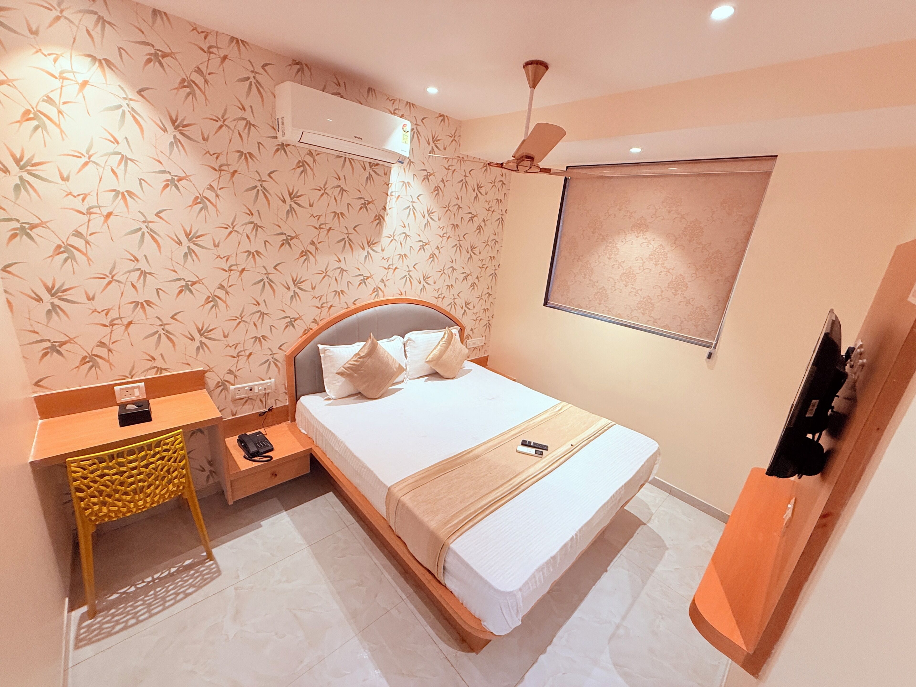 Un dormitorio con cama, mesita de noche y aire acondicionado.