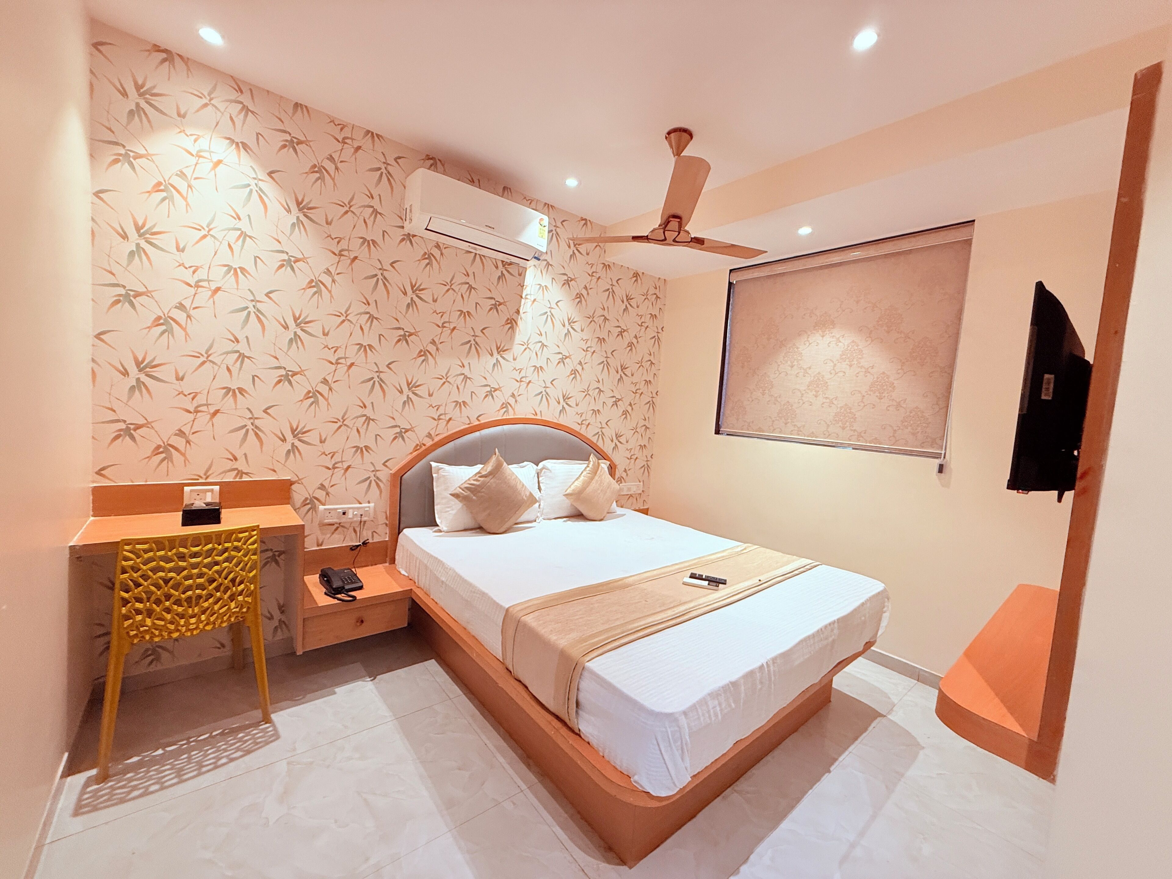 Deluxe Room | Laptop workspace, free WiFi
