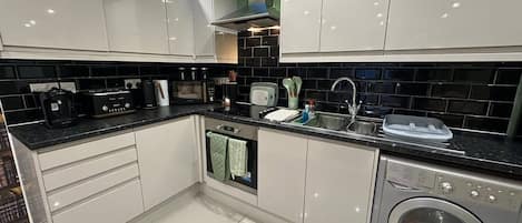 Apartment, 2 Bedrooms, Accessible, Garden View | Laundry