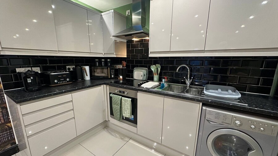 Stylish 2 Bed Flat Parking Sutton Coldfield