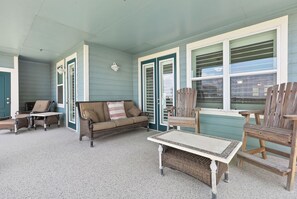 Terrace/patio - Bay Dreaming-Book 5+ nights & get 15% discount-Lazy River-3BD/3BA Sleeps 10 (Galveston)