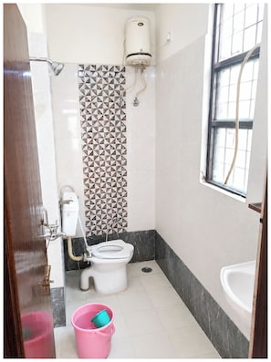 Shower, rainfall showerhead, slippers, towels - Hotel The G-D palace Gwalior (Gwalior)