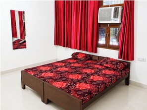 Habitación Deluxe doble, Aire acondicionado | Ropa de cama hipoalergénica, escritorio, sistema de insonorización