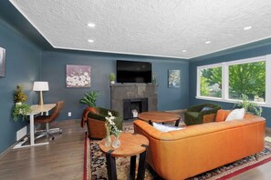 Smart TV - A three-bedroom Coeur d'Alene bungalow on a quiet block half a mile from downtown and a short drive from Lake Coeur d'Alene. Sleeps eight across one king, one queen, three twins, and a sofa. Hot tub, fenced yard, BBQ, full kitchen. Pet friendly. (Coeur D Alene)