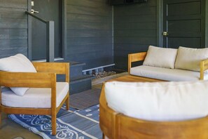 Property grounds - A three-bedroom Coeur d'Alene bungalow on a quiet block half a mile from downtown and a short drive from Lake Coeur d'Alene. Sleeps eight across one king, one queen, three twins, and a sofa. Hot tub, fenced yard, BBQ, full kitchen. Pet friendly. (Coeur D Alene)