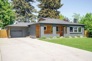 Exterior - A three-bedroom Coeur d'Alene bungalow on a quiet block half a mile from downtown and a short drive from Lake Coeur d'Alene. Sleeps eight across one king, one queen, three twins, and a sofa. Hot tub, fenced yard, BBQ, full kitchen. Pet friendly. (Coeur D Alene)