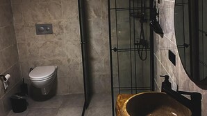 A modern bathroom with a shower, toilet, and sink. - Roadside bungalov  (RİZE)
