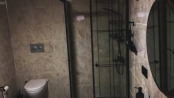 Bungalow Deluxe, sân hiên, quang cảnh thung lũng | Phòng tắm | Bồn tắm và buồng tắm vòi sen riêng, đồ dùng nhà tắm miễn phí