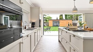 Eine moderne Küche mit Blick auf einen Garten.