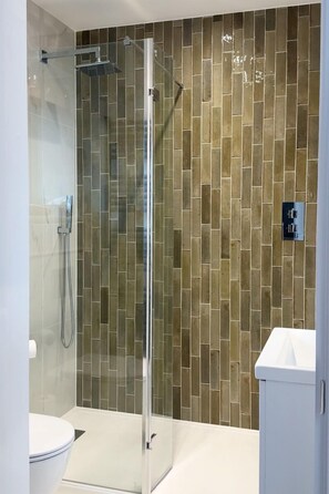Shower, hair dryer, towels - The Wicket -  a managed house that sleeps 8 guests  in 4 bedrooms (Broadstairs)