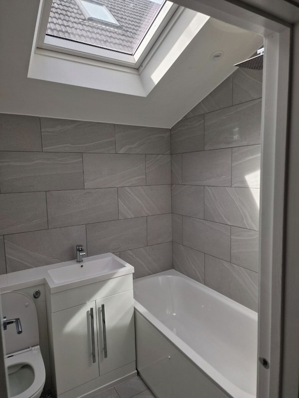 Comfort House, Garden View | Bathroom | Free toiletries, towels, soap, shampoo