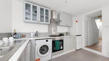 Comfort House, Garden View | Private kitchen | Full-sized fridge, microwave, oven, stovetop