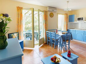 Private kitchen - Spacious Provencal Maisonette Escape (Les Mathes)