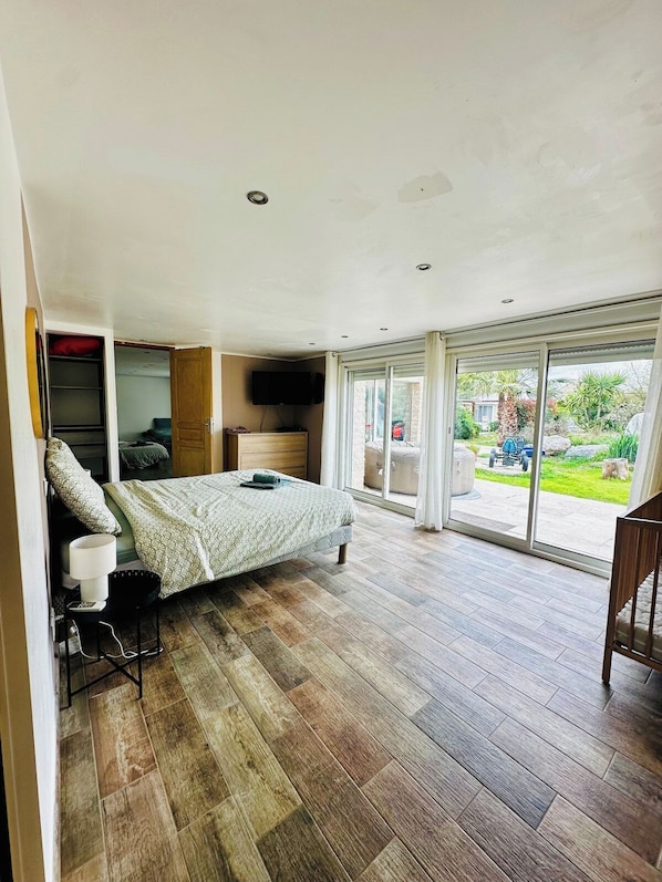 Iron/ironing board, WiFi, bed sheets
