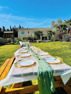 Outdoor dining - Vrbo Property (Cuxac-d'Aude)