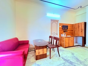 Habitación cuÔdruple de lujo, vista a la ciudad | Escritorio y wifi gratis