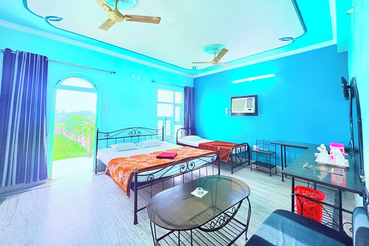 Deluxe Triple Room, City View | Desk, free WiFi