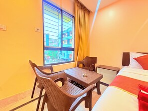 Habitación triple Premium, vista a la ciudad | Escritorio y wifi gratis 