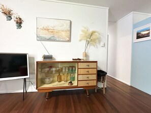 2 bedrooms - The Tides - 70s Seaside Bungalow (Port Douglas)