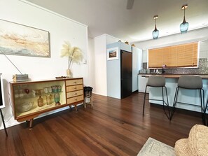 2 bedrooms - The Tides - 70s Seaside Bungalow (Port Douglas)