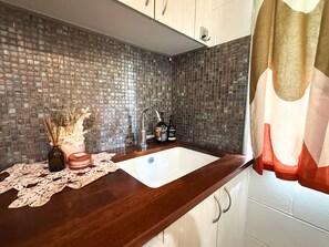 2 bedrooms - The Tides - 70s Seaside Bungalow (Port Douglas)