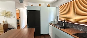 The Tides - 70s Seaside Bungalow