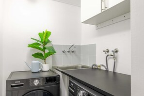 House | 1 bedroom - Easy Stay Pool Esplanade Views (Cairns)