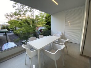 อพาร์ทเมนท์, 2 ห้องนอน, ระเบียง, วิวเมือง | ห้องรับประทานอาหาร